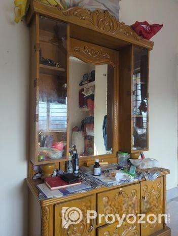 ড্রেসিং টেবিলটি বিক্রী করা হবে