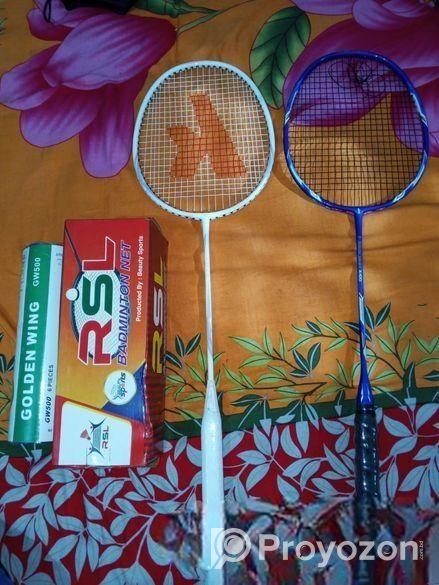 দুইটা ব্যাডমিন্টন ব্যাট একটা নেট ফেদার বক্স (কম্ব)