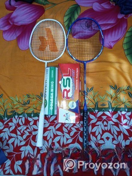 দুইটা ব্যাডমিন্টন ব্যাট একটা নেট ফেদার বক্স (কম্ব)
