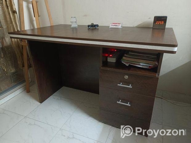 প্রায় নতুন অফিস ডেস্ক/স্টাডি ডেস্ক বিক্রি হবে।