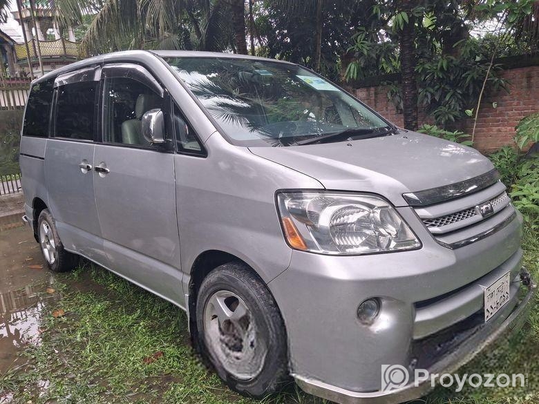 Toyota Noah 2004