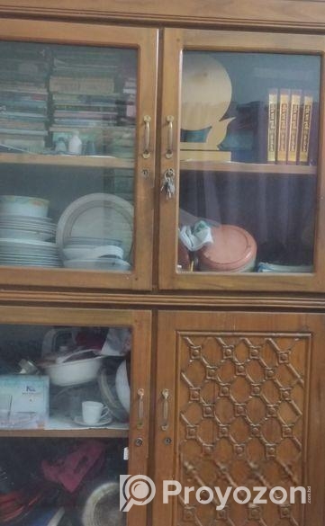 শোকেস,একাশি কাঠের তৈরি।