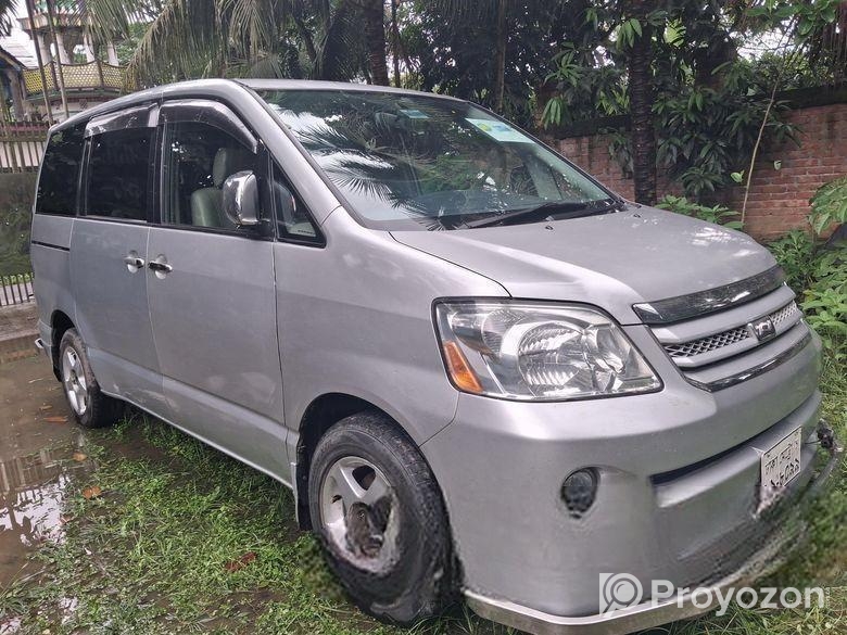 Toyota Noah 2004