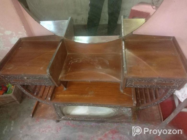 সেগুন কাঠের। অনেক ভালো