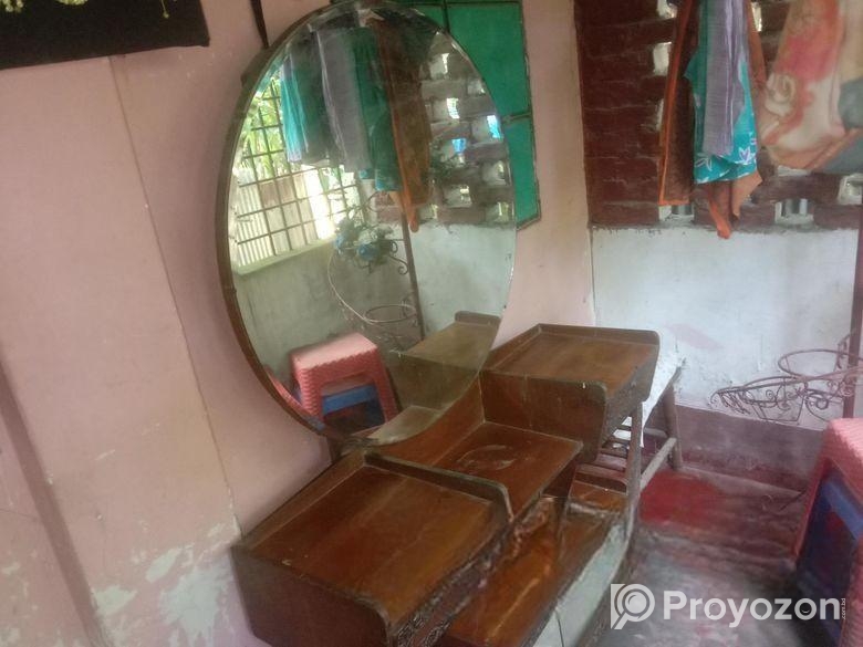 সেগুন কাঠের। অনেক ভালো