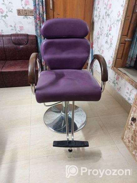 বিউটি পার্লার এর অল সরঞ্জাম বিক্রি করা হবে