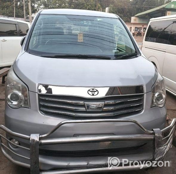 Toyota Noah 2011