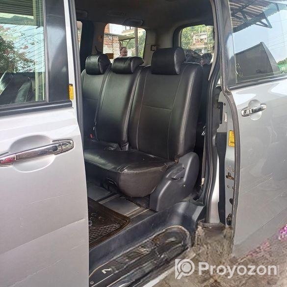 Toyota Noah 2011