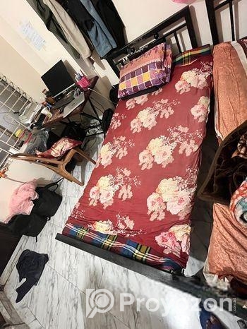 খাটটি একদম ফ্রেশ।