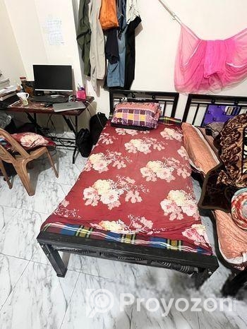 খাটটি একদম ফ্রেশ।