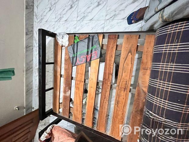 খাটটি একদম ফ্রেশ।