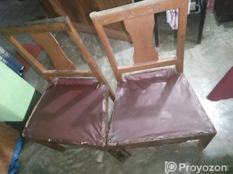 একটি সুন্দরী কাঠের ডাইনিং টেবিল ও তিনটা চেয়ার বিক্রি হবে