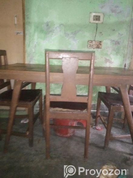 একটি সুন্দরী কাঠের ডাইনিং টেবিল ও তিনটা চেয়ার বিক্রি হবে