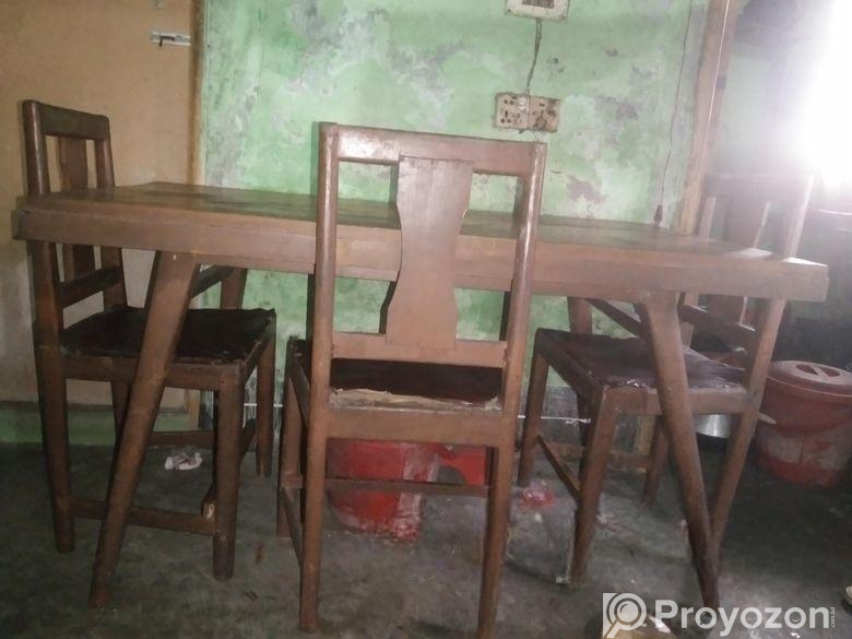 একটি সুন্দরী কাঠের ডাইনিং টেবিল ও তিনটা চেয়ার বিক্রি হবে