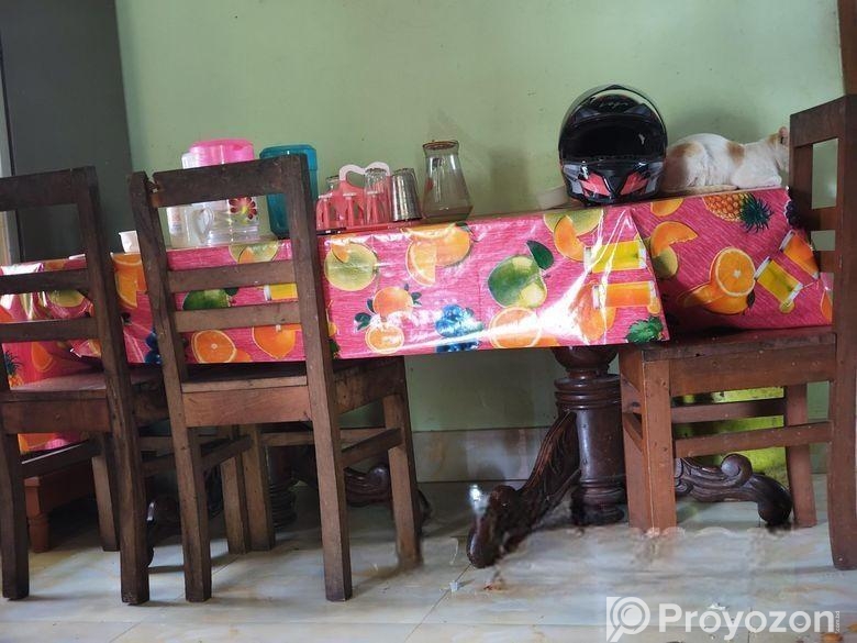 একটি ডাইনিং টেবিল বিক্রি হবে