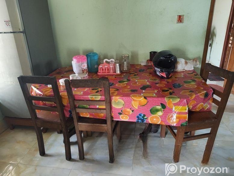 একটি ডাইনিং টেবিল বিক্রি হবে