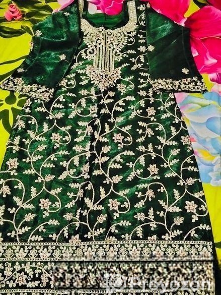 তৈরি করা রেডিমেড পার্টি থ্রি পিচ টা বিক্রি হবে