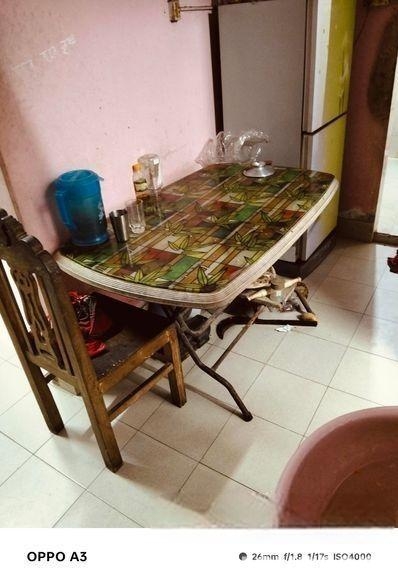 প্লাস্টিকের গ্লাস করা ডাইনিং টেবিল