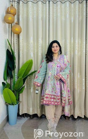 একেবারে নতুন একটি ড্রেস বিক্রি করা হবে