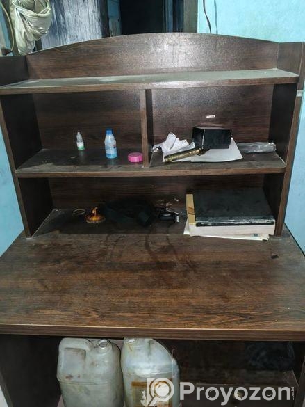 পড়ার টেবিল