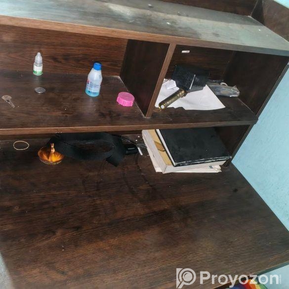 পড়ার টেবিল